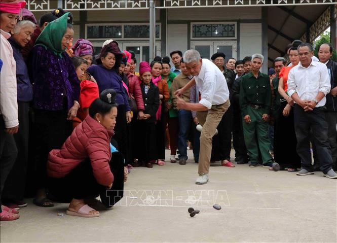 Người dân tộc Thái ở thành phố Sơn La (tỉnh Sơn La) chơi tó má lẹ tại Lễ hội hoa ban năm 2019. Ảnh: Nguyễn Cường - TTXVN.
