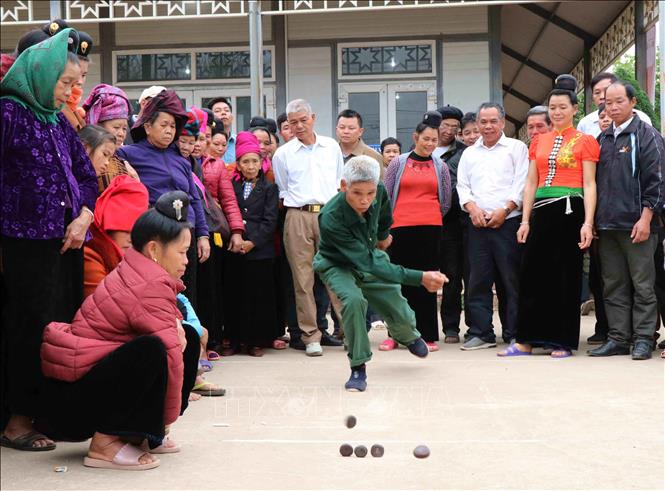 Người dân tộc Thái ở thành phố Sơn La (tỉnh Sơn La) chơi tó má lẹ tại Lễ hội hoa ban năm 2019. Ảnh: Nguyễn Cường - TTXVN.
