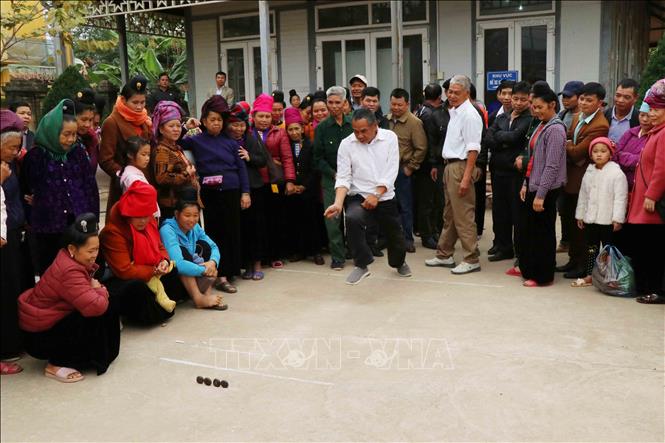 Người dân tộc Thái ở thành phố Sơn La (tỉnh Sơn La) chơi tó má lẹ tại Lễ hội hoa ban năm 2019. Ảnh: Nguyễn Cường - TTXVN.