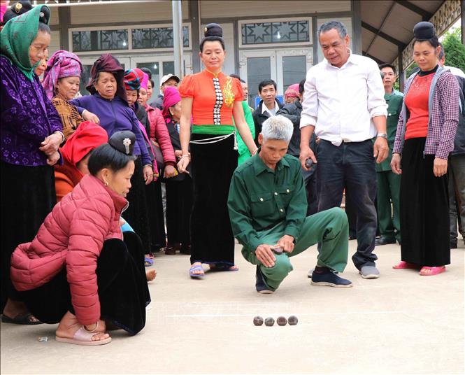 Người dân tộc Thái ở thành phố Sơn La (tỉnh Sơn La) chơi tó má lẹ tại Lễ hội hoa ban năm 2019. Ảnh: Nguyễn Cường - TTXVN.