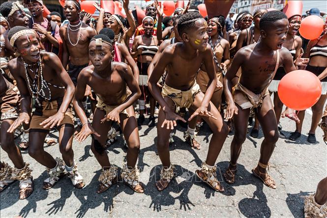 Trong ảnh: Người dân Nam Phi biểu diễn trên đường phố trong một lễ hội văn hóa ở Durban, Nam Phi. Ảnh: AFP/TTXVN