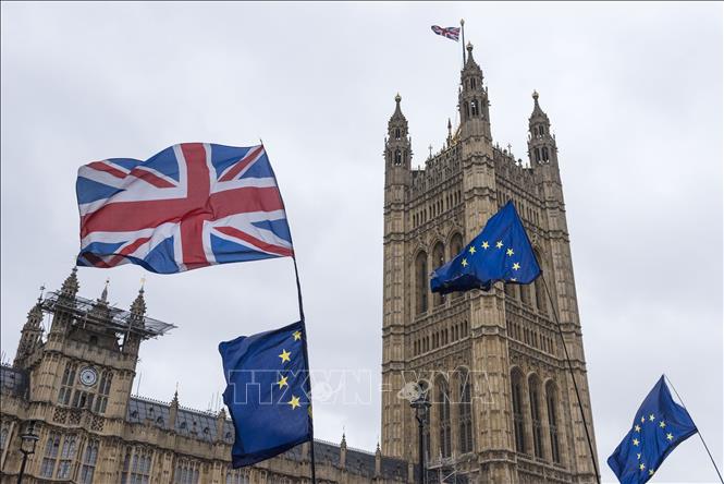 Trong ảnh: Cờ EU (phải) và quốc kỳ Anh (trái, phía trên) bên ngoài tòa nhà Quốc hội Anh ở London ngày 6/3/2019. Ảnh: THX/TTXVN