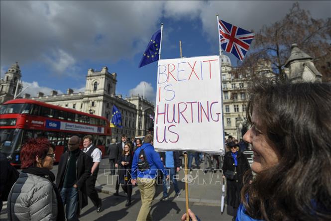 Trong ảnh: Người dân tuần hành phản đối Brexit bên ngoài tòa nhà Quốc hội ở London, Anh, ngày 19/3/2019. Ảnh: THX/ TTXVN