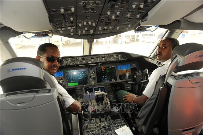 Trong ảnh: Phi công của hãng hàng không quốc gia Ethiopia trên máy bay 787 Dreamliner. Ảnh: AFP/TTXVN