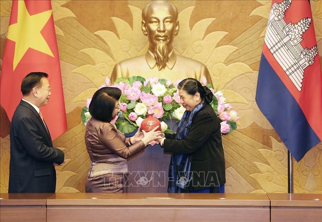 Trong ảnh: Phó Chủ tịch Thường trực Quốc hội Tòng Thị Phóng tặng quà lưu niệm cho Phó Chủ tịch thứ hai Quốc hội Campuchia Khuon Sudary. Ảnh: Dương Giang - TTXVN