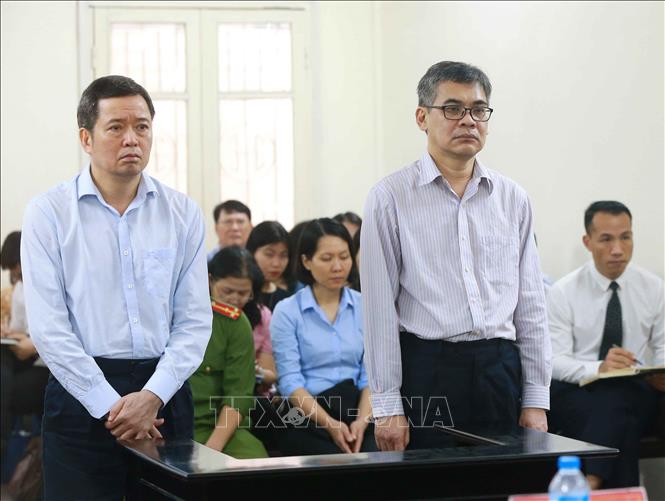 Trong ảnh: Bị cáo Võ Quang Huy (bên trái, nguyên Chánh kế toán VSP) và bị cáo Từ Thành Nghĩa (bên phải, nguyên Tổng Giám đốc VSP) nghe Tòa tuyên án. Ảnh: Doãn Tấn - TTXVN