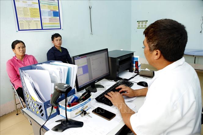 Trong ảnh: Trung tâm Y tế huyện Nậm Nhùn chỉ thực hiện công tác phòng bệnh ở cộng đồng với sự hỗ trợ của tuyến tỉnh, chưa phát triển được các dịch vụ kỹ thuật chuyên môn trong khám chữa bệnh, chuyển tuyến 200 ca/năm. Ảnh: Dương Ngọc - TTXVN