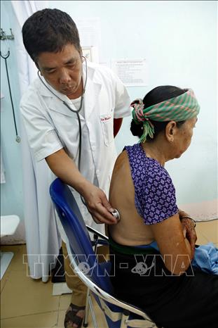 Trong ảnh: Trung tâm Y tế huyện Nậm Nhùn chỉ thực hiện công tác phòng bệnh ở cộng đồng với sự hỗ trợ của tuyến tỉnh, chưa phát triển được các dịch vụ kỹ thuật chuyên môn trong khám chữa bệnh, chuyển tuyến 200 ca/năm. Ảnh: Dương Ngọc - TTXVN