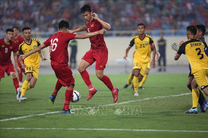 Trong ảnh: Tình huống dẫn đến pha làm bàn nâng tỉ số lên 2-0 của các cầu thủ Việt Nam. Ảnh: Trọng Đạt - TTXVN