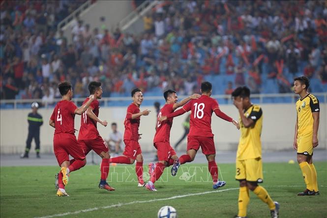 Trong ảnh: Cầu thủ đội tuyển Việt Nam ăn mừng bàng thắng mở tỉ số. Ảnh: Trọng Đạt - TTXVN