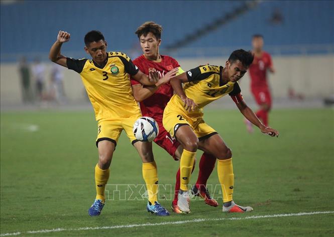 Trong ảnh: Các cầu thủ hậu vệ Brunei theo kèm rất sát mỗi khi cầu thủ Việt Nam có bóng. Ảnh: Trọng Đạt - TTXVN
