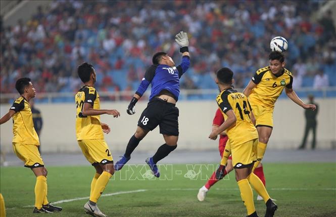 Trong ảnh: Pha phá bóng hỏng của thủ môn phía đội tuyển Brunei. Ảnh: Trọng Đạt - TTXVN