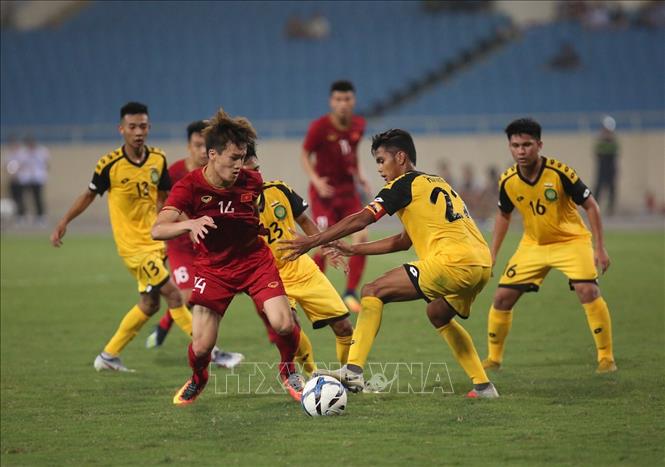 Trong ảnh: Các cầu thủ Brunei chơi áp sát và phòng ngự số đông mỗi khi các cầu thủ Việt Nam áp sát khung thành. Ảnh: Trọng Đạt - TTXVN