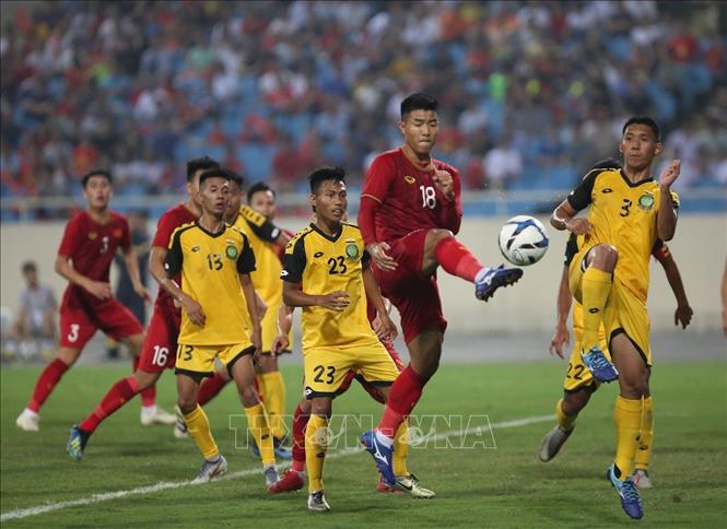 Trong ảnh: Pha không chế bóng trên không của tiền đạo Đức Chinh phía đội tuyển Việt Nam. Ảnh: Trọng Đạt - TTXVN