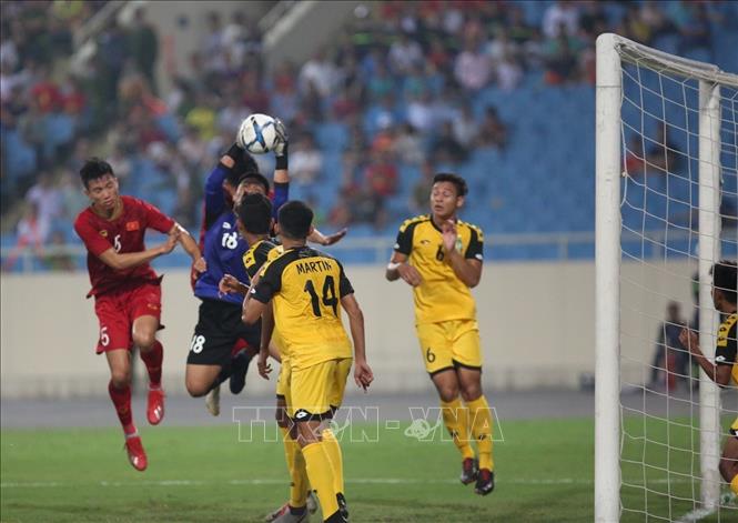 Trong ảnh: Pha bắt bóng bổng thành công của thủ môn đội Brunei. Ảnh: Trọng Đạt - TTXVN