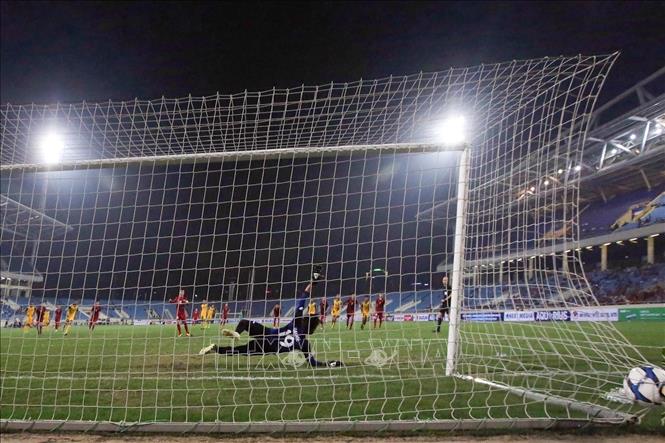 Trong ảnh: Bàn thắng ấn định tỉ số 6-0 cho đội tuyển Việt Nam của tiền đạo đội trưởng Nguyễn Quang Hải ở chấm 11. Ảnh: Trọng Đạt - TTXVN