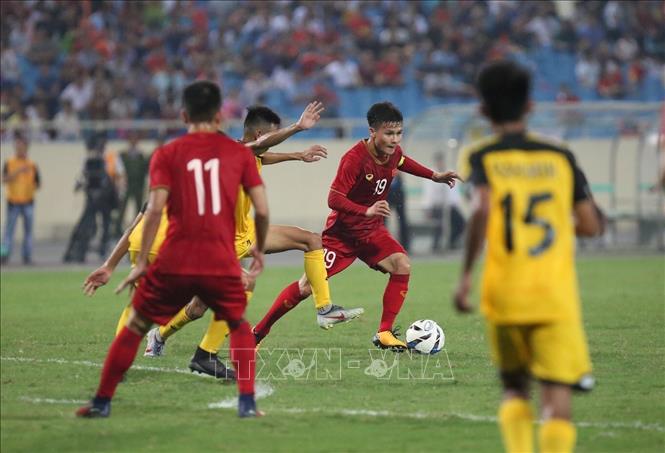 Trong ảnh: Tiền đạo Quang Hải vào sân trong hiện thi đấu thứ 2 với băng đội trưởng trên tay, anh chơi năng nổ và có được một bàn thắng nâng tỉ số lên 6-0 từ chấm 11m. Ảnh: Trọng Đạt - TTXVN