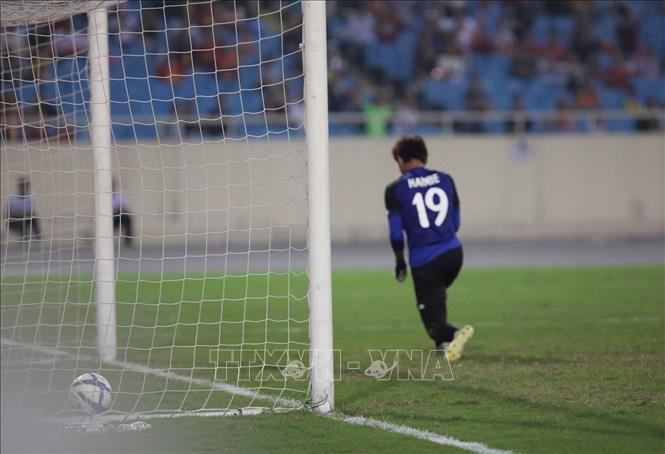 Trong ảnh: Ra quân trong trận đấu đầu tiên gặp đội tuyển Việt Nam, hàng thủ Brunei đã vỡ vụ trước các pha phối hợp lên bóng đầy sức mạnh của các cầu thủ Việt Nam và đã thất thủ với 6 bàn thua trắng. Ảnh: Trọng Đạt - TTXVN