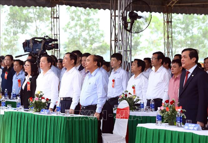 Trong ảnh: Thủ tướng Nguyễn Xuân Phúc và các đại biểu thực hiện nghi thức chào cờ. Ảnh: Thống Nhất - TTXVN