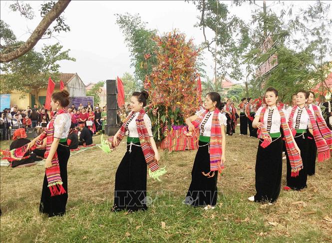 Trong ảnh: Thiếu nữ dân tộc Thái múa điệu truyền thống tại Lễ hội Hết chá. Ảnh: Nguyễn Cường - TTXVN.