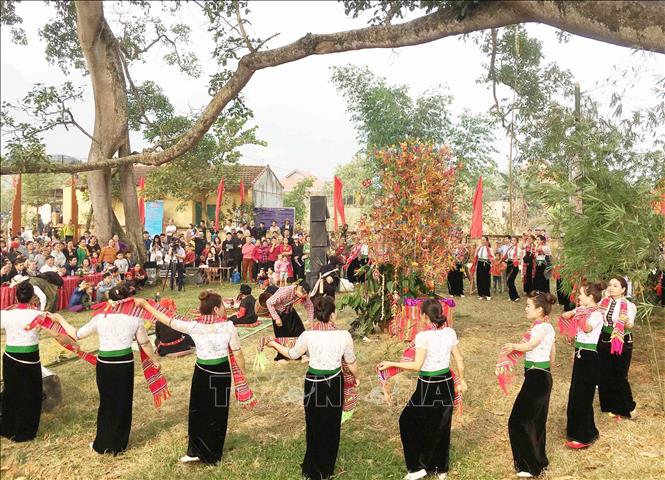 Trong ảnh: Người dân nhảy múa, tham gia nhiều hoạt động của Lễ hội Hết chá. Ảnh: Nguyễn Cường - TTXVN.