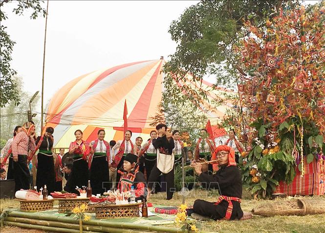 Trong ảnh: Nghi lễ cầu may mắn tại Lễ hội Hết chá. Ảnh: Nguyễn Cường - TTXVN.
