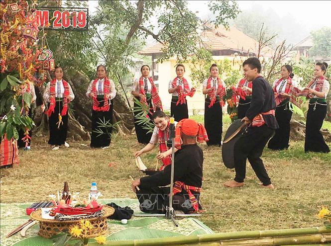 Trong ảnh: Nghi lễ tín ngưỡng tại Lễ hội Hết chá. Ảnh: Nguyễn Cường - TTXVN.