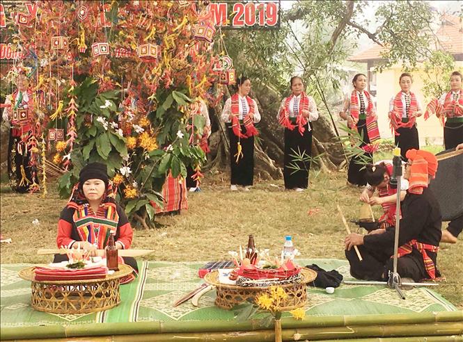 Trong ảnh: Nghi lễ cầu may mắn tại Lễ hội Hết chá. Ảnh: Nguyễn Cường - TTXVN.