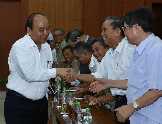 Trong ảnh: Thủ tướng Nguyễn Xuân Phúc và các đại biểu tại buổi gặp mặt. Ảnh: Thống Nhất – TTXVN
