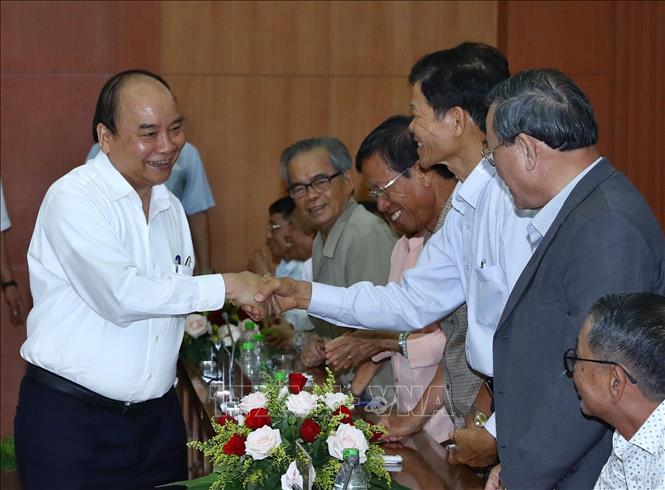 Trong ảnh: Thủ tướng Nguyễn Xuân Phúc và các đại biểu tại buổi gặp mặt. Ảnh: Thống Nhất – TTXVN
