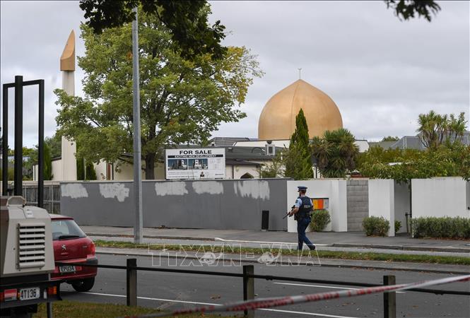 Trong ảnh: Cảnh sát gác gần một đền thờ Hồi giáo ở Christchurch sau vụ xả súng, ngày 21/3/2019. Ảnh: THX/TTXVN