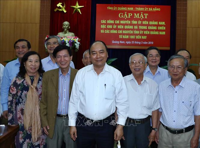 Trong ảnh: Thủ tướng Nguyễn Xuân Phúc và các đại biểu tại buổi gặp mặt. Ảnh: Thống Nhất – TTXVN