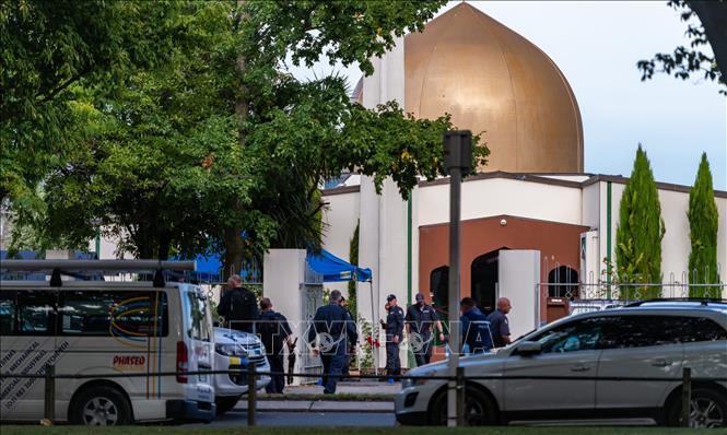 Trong ảnh: Cảnh sát gác bên ngoài một nhà thờ ở Christchurch, New Zealand ngày 16/3/2019. Ảnh: THX/TTXVN
