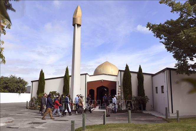 Trong ảnh: Người Hồi giáo xếp hàng vào cầu nguyện tại nhà thờ Al Noor ở Christchurch, New Zealand ngày 23/3/2019. Ảnh: AFP/TTXVN