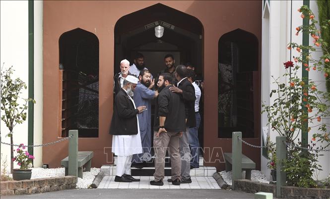Trong ảnh: Người Hồi giáo vào cầu nguyện sau khi nhà thờ Al Noor ở Christchurch, New Zealand mở cửa trở lại ngày 23/3/2019. Ảnh: AFP/TTXVN