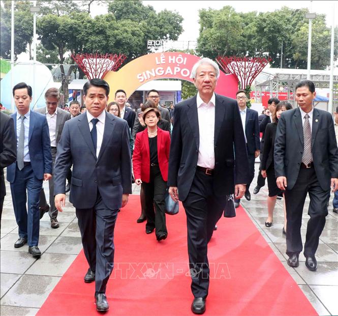 Photo: Chairman of Hanoi People’s Committee Nguyen Duc Chung (L) and Singaporean Deputy Prime Minister and Co-ordinating Minister for National Security Teo Chee Hean (R) at the festival’s opening ceremony. VNA Photo: Văn Điệp 