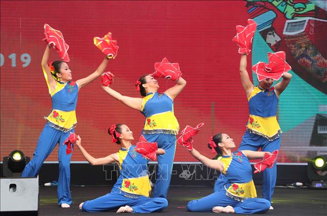 Photo: An art performance at the festival's opening ceremony. VNA Photo: Văn Điệp