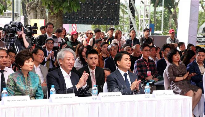 Photo: Chairman of Hanoi People’s Committee Nguyen Duc Chung (R) and Singaporean Deputy Prime Minister and Co-ordinating Minister for National Security Teo Chee Hean (2nd L) at the festival’s opening ceremony. VNA Photo: Văn Điệp 