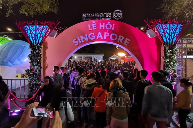 Photo: Numerous Hanoi citizens choose Singapore Festival 2019 as their weekends destination. VNA Photo: Thành Đạt