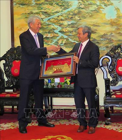 Photo: Secretary of Thua Thien - Hue Party Commitee Truong Luu (R) presents a gift to Deputy Prime Minister of Singapore Teo Chee Hean (L). VNA Photo: Tường Vi