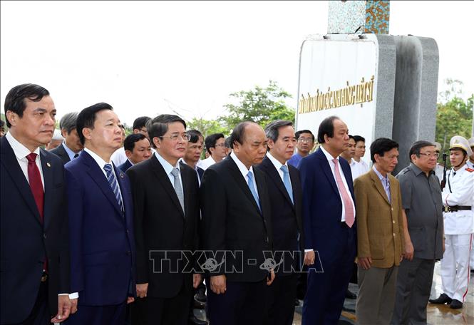 Trong ảnh: Thủ tướng Nguyễn Xuân Phúc và các đại biểu dâng hương, hoa trước Tượng đài Mẹ Việt Nam anh hùng. Ảnh: Thống Nhất - TTXVN