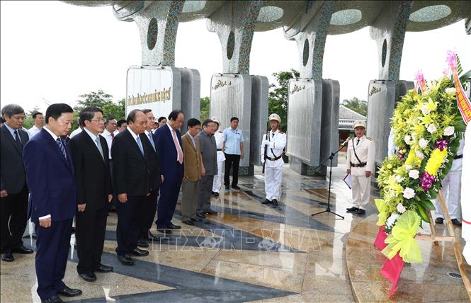Trong ảnh: Thủ tướng Nguyễn Xuân Phúc và các đại biểu dâng hương, hoa trước Tượng đài Mẹ Việt Nam anh hùng. Ảnh: Thống Nhất - TTXVN