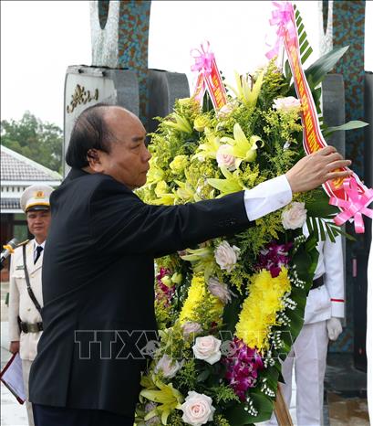 Trong ảnh: Thủ tướng Nguyễn Xuân Phúc dâng hoa trước Tượng đài Mẹ Việt Nam anh hùng. Ảnh: Thống Nhất - TTXVN