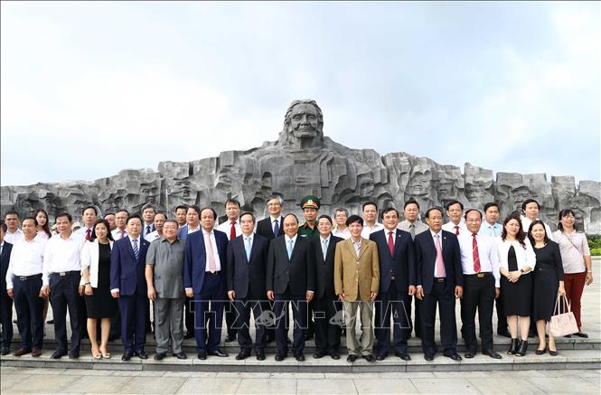 Trong ảnh: Thủ tướng Nguyễn Xuân Phúc và các đại biểu trước Tượng đài Mẹ Việt Nam anh hùng. Ảnh: Thống Nhất - TTXVN
