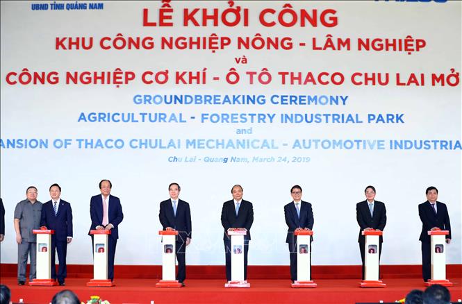  Trong ảnh: Thủ tướng Nguyễn Xuân Phúc và các đại biểu thực hiện nghi thức khởi công. Ảnh: Thống Nhất - TTXVN
