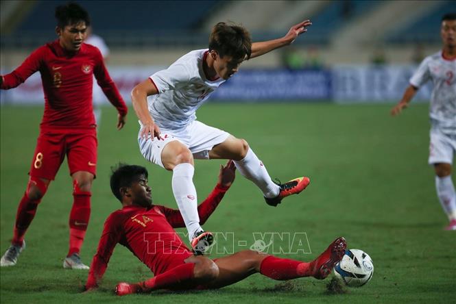 Trong ảnh: Nguyễn Hoàng Đức (số 14, U23 Việt Nam) nỗ lực đi bóng trước sự cản phá quyết liệt của hậu vệ U23 Indonesia Asnawi Mangkualam Bahar (số 14). Ảnh: Trọng Đạt - TTXVN