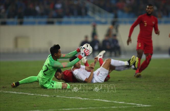 Trong ảnh: Pha băng ra bắt bóng thành công của thủ môn U23 Indonesia. Ảnh: Trọng Đạt - TTXVN