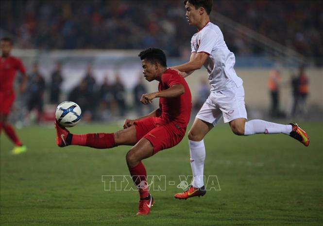 Trong ảnh: Cầu thủ Việt Nam luôn theo sát mỗi khi các cầu thủ Indonesia có bóng. Ảnh: Trọng Đạt - TTXVN
