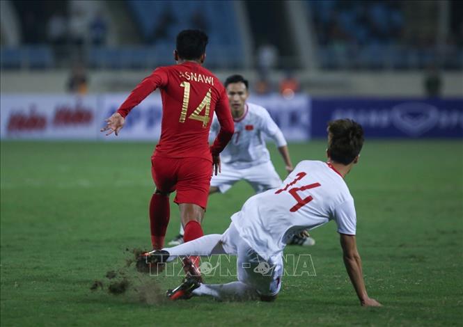 Trong ảnh: Nguyễn Hoàng Đức (số 14, U23 Việt Nam) nỗ lực ngăn cản pha đi bóng của cầu thủ Asnawi Mangkualam Bahar (số 14, U23 Indonesia). Ảnh: Trọng Đạt - TTXVN