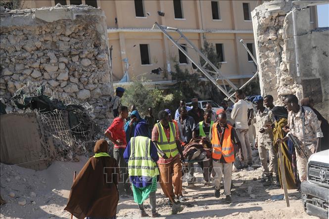 Trong ảnh: Lực lượng cứu hộ chuyển thi thể nạn nhân trong vụ đánh bom xe nhằm vào tòa nhà Chính phủ ở Mogadishu, Somalia, ngày 23/3/2019. Ảnh: AFP/ TTXVN
